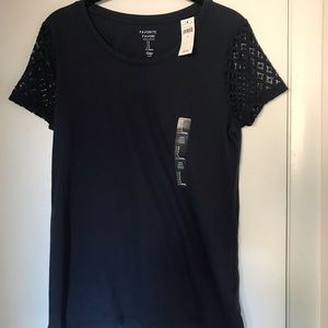 Gap tee with lace sleeve